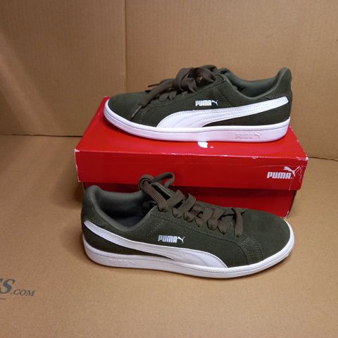 BOXED PAIR OF PUMA KHAKI TRAINERS - SIZE 7