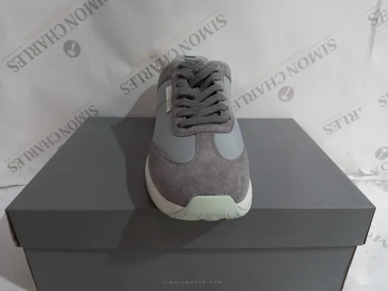 BOXED VIONIC TRAINERS IN GREY SIZE 7