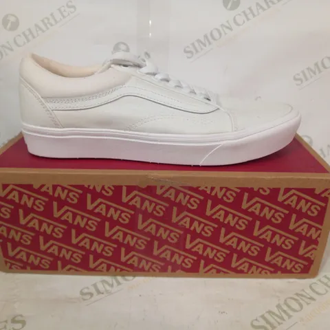 BOXED PAIR OF VANS COMFYCUSH OLD SHOES IN WHITE UK SIZE 8.5