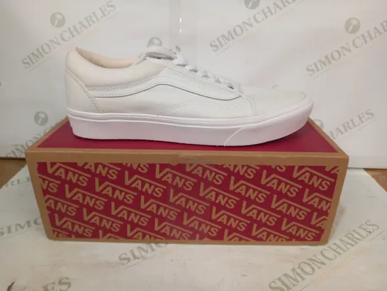 BOXED PAIR OF VANS COMFYCUSH OLD SHOES IN WHITE UK SIZE 8.5