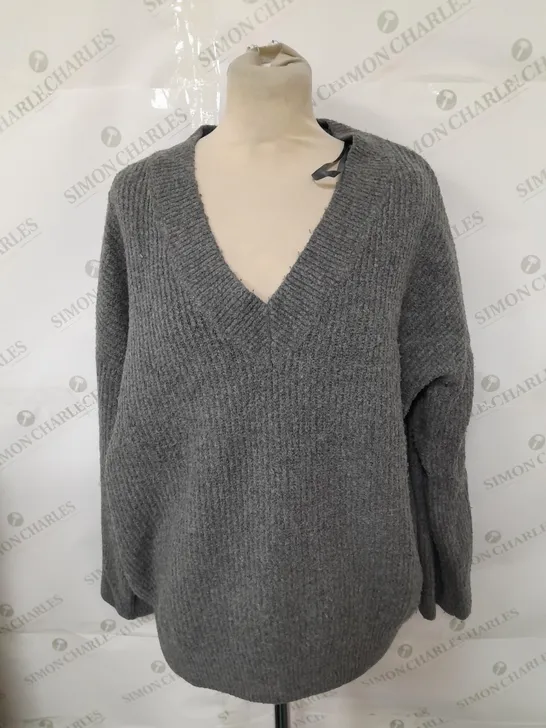 APPROXIMATELY 15 ASSORTED COTTON CLOTHING ITEMS TO INCLUDE EVERFINE ROLL NECK KNIT SWEATER IN WHITE SIZE S, V NECK SWEATER IN GREY SIZE M | M, DAD SHIRT IN PEBBLE SIZE S