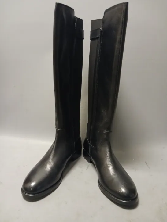 BOXED PAIR OF CARVELA KNEE-HIGH BOOTS IN BLACK EU SIZE 39