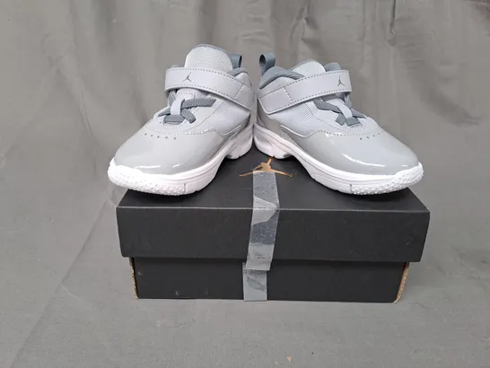 BOXED PAIR OF NIKE JORDAN STAY LOYAL 3 KIDS SHOES IN GREY UK SIZE 7.5