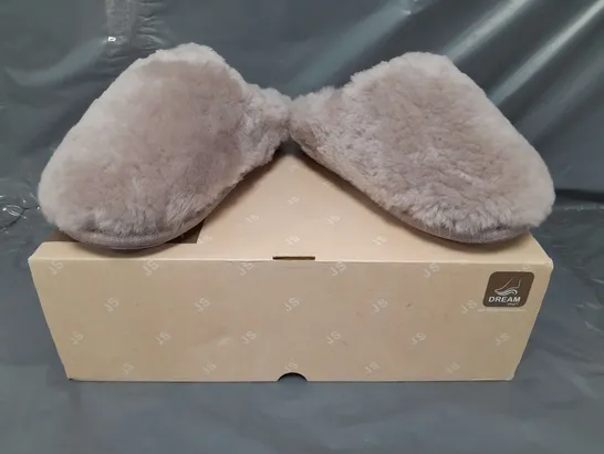 BOXED PAIR OF JUST SHEEPSKIN LADIES LOUISE SLIPPERS IN DUSTY PINK UK SIZE 5