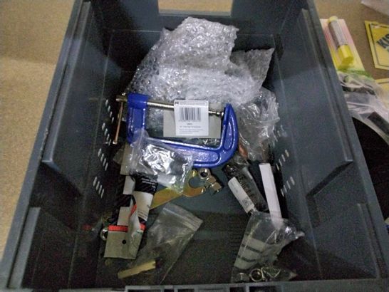 TOTE OF APPROXIMATELY 15 ASSORTED ITEMS TO INCLUDE A CAR BOTTLE HOLDER, A DOWNHILL NUMBER PLATE HAND A FE88 66 920 AMP ASSY-AUDIO