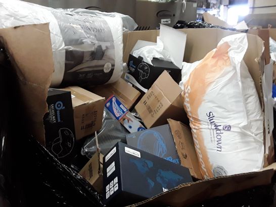 LARGE PALLET OF ASSORTED ITEMS INCLUDING DESIGNER PILLOW SETS, GAMING HEADSETS, SKI HELMET, PRINTER TONER CARTRIDGE, TABLE TOP GAMES AND PUZZLE KITS