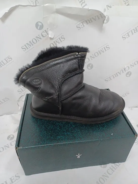 EMU AUSTRALIA FAUX LEATHER BLACK BOOTS SIZE 9