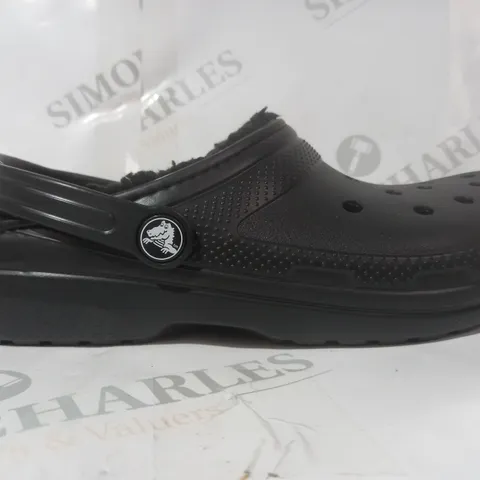 BOXED PAIR OF CROCS CLASSIC LINED CLOGS IN BLACK UK SIZE J5