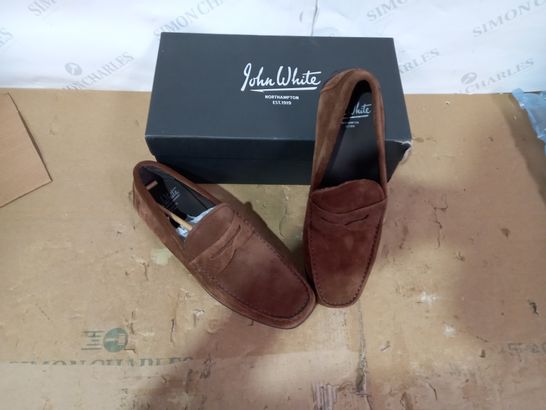 BOXED PAIR OF JOHN WHITE BROWN SHOES SIZE 43