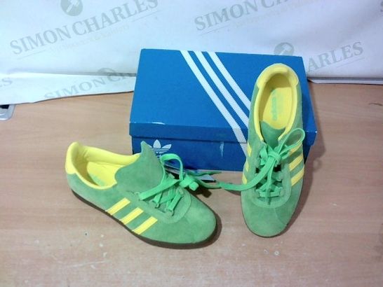 BOXED PAIR OF ADIDAS TRAINERS SIZE 4.5