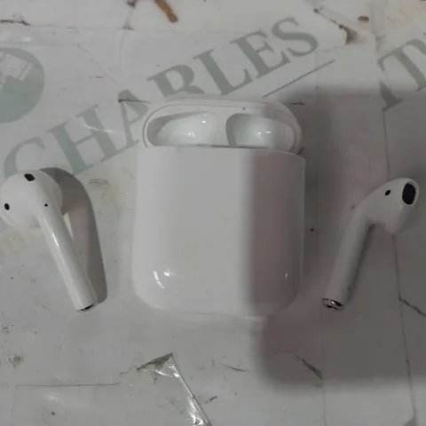 APPLE AIRPODS WITH CHARGING CASE