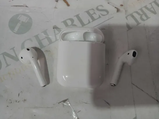 APPLE AIRPODS WITH CHARGING CASE