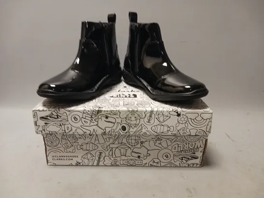 BOXED PAIR OF CLARKS PLAY PRINTS RELDA GLOW KIDS SHOES IN GLOSSY BLACK UK SIZE 13