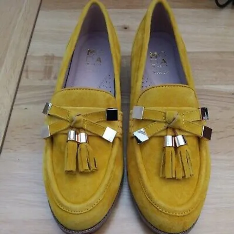 PAIR OF MODA IN PELLE ENLEENA LOAFERS IN MUSTARD SIZE 6 