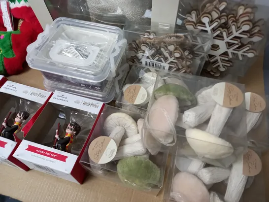 LOT OF APPROXIMATELY 26 ASSORTED BRAND NEW SEASONAL ITEMS TO INCLUDE MUSICAL STOCKINGS, STRING LIGHTS AND TREE DECORATIONS