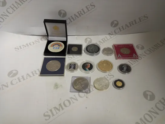 LOT TO CONTAIN APPROX. 13 ASSORTED DECORATIVE AND COMMERATIVE COINS, DESIGNS AND THEMES VARY