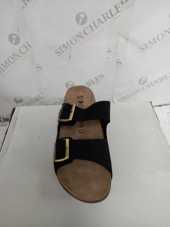 BOXED PAIR OF SHOON BLACK 2 BUCKLE SANDAL SIZE 8 