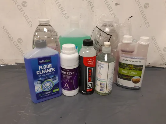 APPROXIMATELY 12 ASSORTED CLEANING PRODUCTS AND ACCESSORIES TO INCLUDE ECO VER LAUNDRY DETERGENT, CIF FLOOR CLEANER, MELT DRAIN UNBLOCKER, ELBOW GREASE DEGREASER