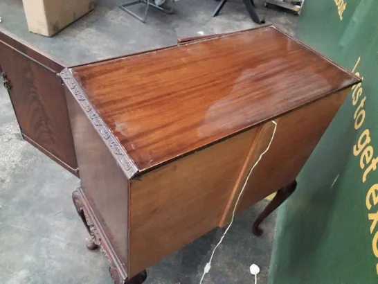 FLAME MAHOGANY VENEER GLASS-TOPPED LOCKABLE DRINKS CABINET WITH QUEEN ANNE LEGS