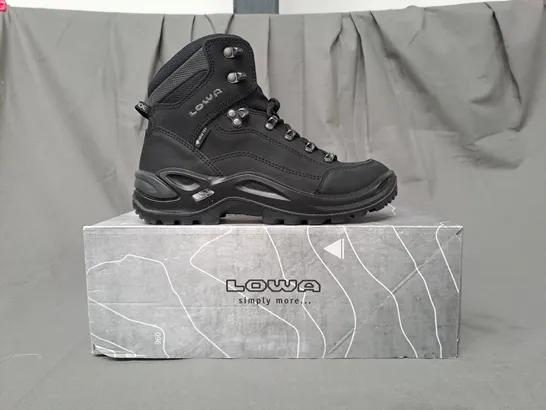 BOXED PAIR OF LOWA RENEGADE GTX MID SHOES IN BLACK UK SIZE 5