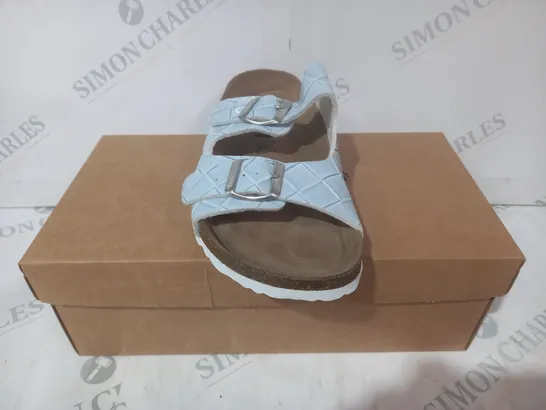 BOXED PAIR OF BONOVA OPEN TOE SANDALS IN LIGHT BLUE SIZE 6