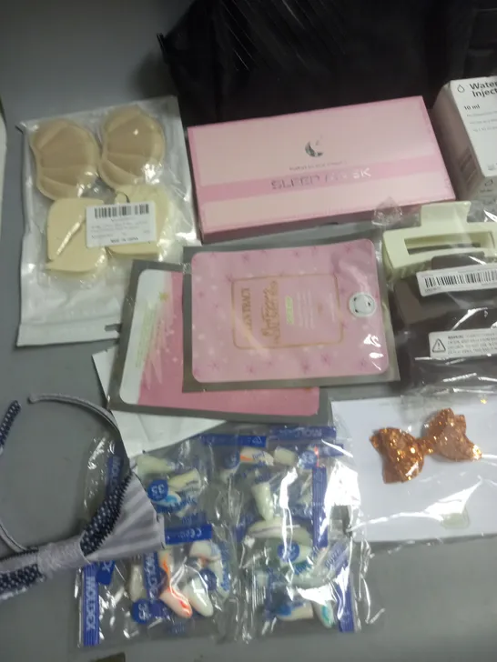 LOT OF APPROXIMATELY 20 ASSORTED HEALTH AND BEAUTY ITEMS TO INCLUDE SLEEP MASH, TRAVEL BAGS, HAIR CLIPS AND UVLED NAIL LAMP