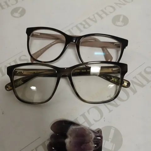 LOT OF TWO PAIRS OF GLASSES AND AN ORDAINMENT  STONE 