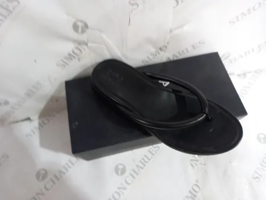 BOXED PAIR OF NATURALIZER SANDALS IN BLACK SIZE 7 