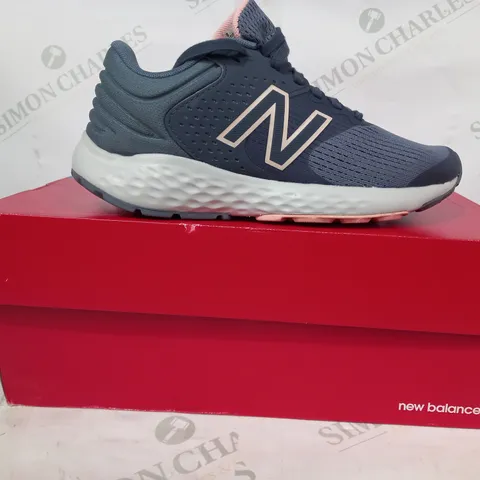 BOXED PAIR OF NEW BALANCE 520 TRAINERS IN BLUE/PINK UK SIZE 4