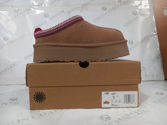 BOXED PAIR OF UGG WTAZZ SHOES IN CHESTNUT SIZE 5