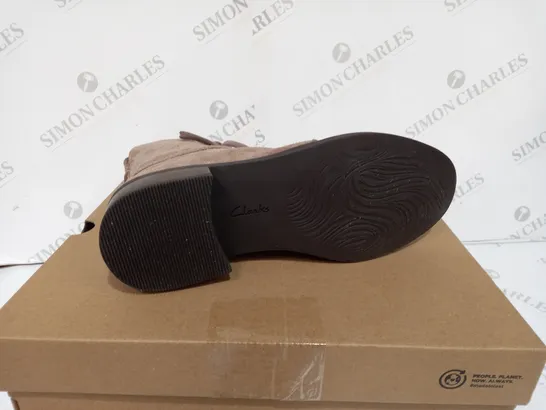 BOXED PAIR OF CLARKS BOOTS IN PEBBLE SUEDE - SIZE 7