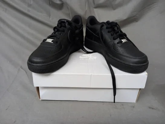 BOXED PAIR OF NIKE AIR FORCE 1 SHOES IN BLACK UK SIZE 5.5