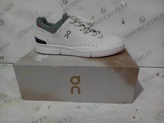 BOXED PAIR OF ON THE ROGER SHOES IN WHITE/MINT UK SIZE 9