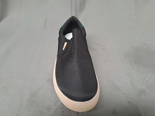 BOXED PAIR OF FASHION SLIP-ON SHOES IN BLACK/GREEN EU SIZE 44