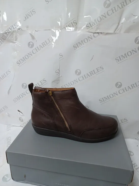 VIONIC LOIS FULL GRAIN CHUKKA FLAT BOOT - SIZE 7