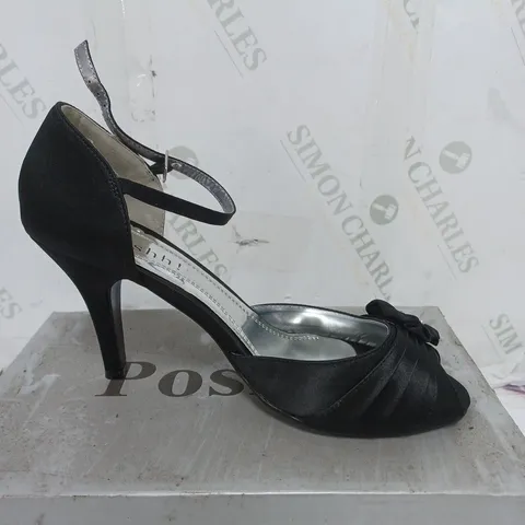 BOX OF APPROXIMATELY 15 ASSORTED SHOES TO INCLUDE BLACK HEELS, GOLD HEELS, RED HEELS ETC
