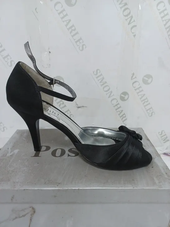 BOX OF APPROXIMATELY 15 ASSORTED SHOES TO INCLUDE BLACK HEELS, GOLD HEELS, RED HEELS ETC