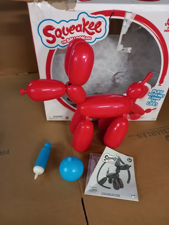 SQUEKEE THE BALLOON DOG TOY