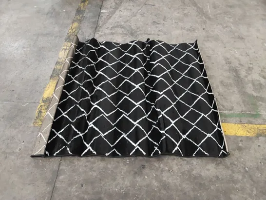 ZIGZAG NOIR DIAMOND PATTERN RUG - BLACK // SIZE: 120 X 160cm