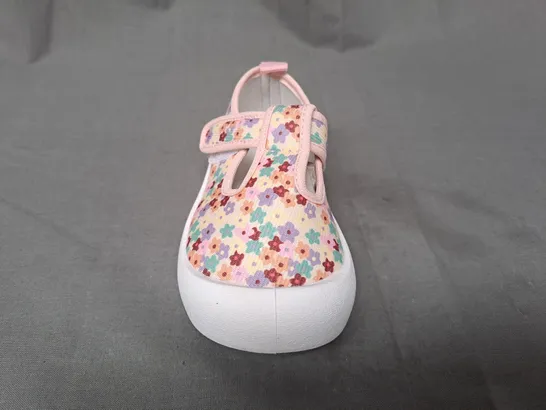 BOXED PAIR OF DESIGNER KIDS SHOES IN MULTICOLOUR EU SIZE 25