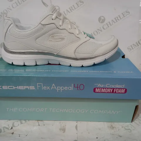 BOXED PAIR OF SKECHERS FLEX APPEAL 4.0 MEMORY FOAM TRAINERS IN WHITE UK SIZE 7