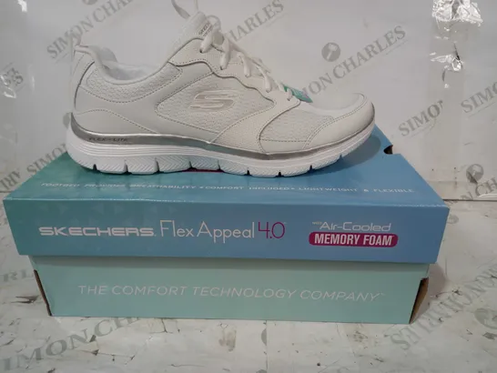 BOXED PAIR OF SKECHERS FLEX APPEAL 4.0 MEMORY FOAM TRAINERS IN WHITE UK SIZE 7