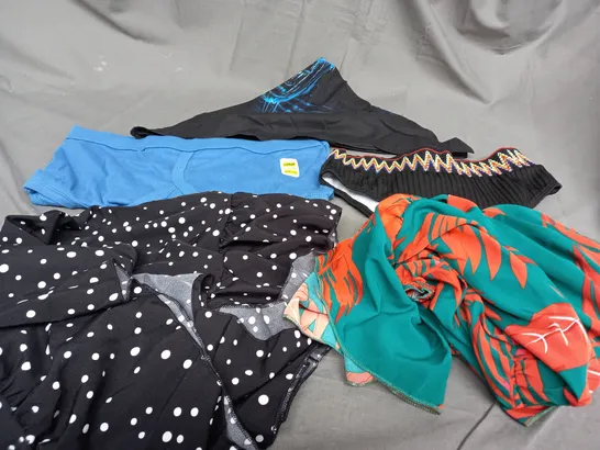 BOX OF APPROXIMATELY 25 ASSORTED CLOTHING ITEMS TO INCLUDE - PANTS , DRESS , BANDANA ETC