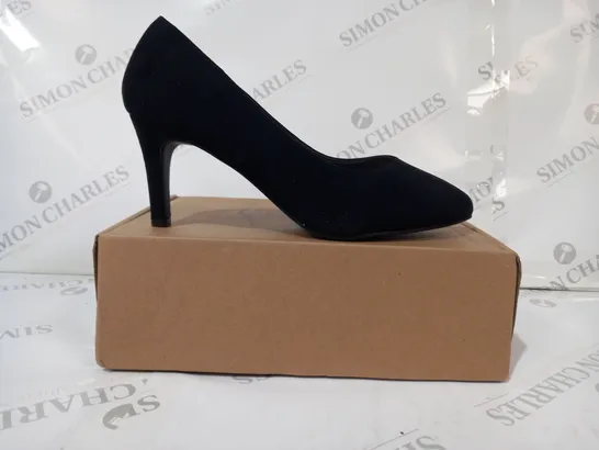 BOXED PAIR OF GOOD FOR THE SOLE CLOSED TOE HEELED SLIP-ON SHOES IN BLACK SIZE 7