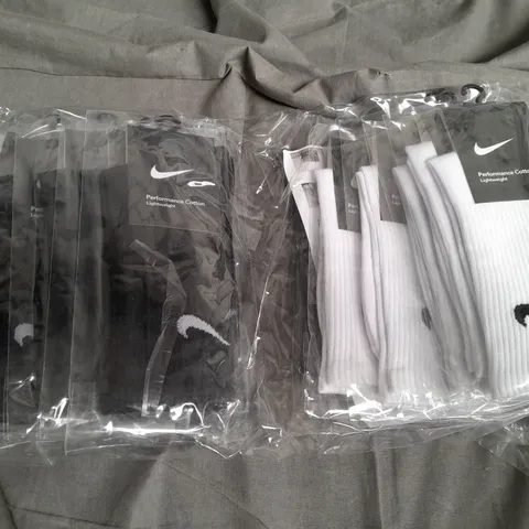 10 PAIRS OF NIKE SOCKS IN BLACK AND WHITE 