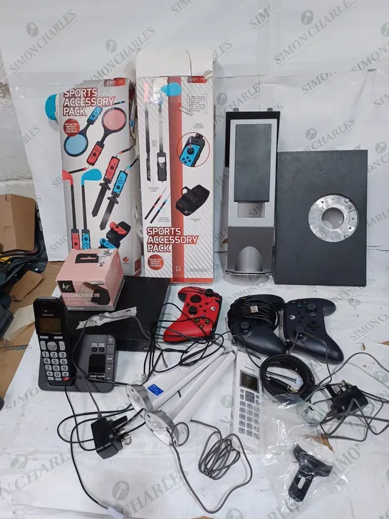 LOT OF 10 ASSORTED ITEMS TO INCLUDE GAMES ACCESSORIES, BLURAY PLAYER, GAME CONTROLLERS ETC