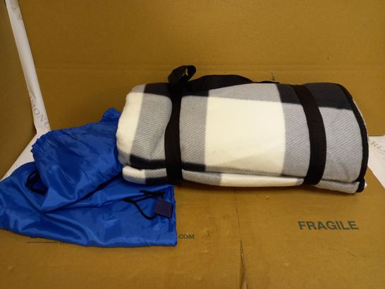 BLACK/WHITE/GREY THERMAL BLANKET WITH CARRY CASE