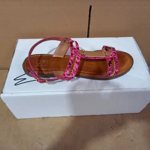 BOXED PAIR OF MODA IN PELLE SANDALS - SIZE 41