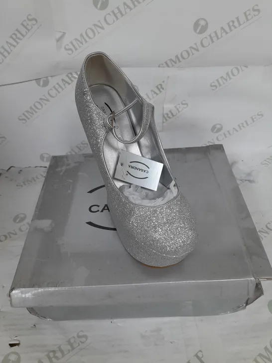 BOXED PAIR OF CASANDRA PLATFORM STRAP SHOE IN SILVER GLITTER SIZE 5