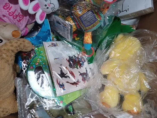 BOX OF APPROXIMATELY 20 ASSORTED TOYS AND GAMES TO INCLUDE POKÉMON CHARMANDER KEYRING, JETSETTER LOUNGE EDITION PLAYING CARDS, FOAM GOLF BALLS, ETC